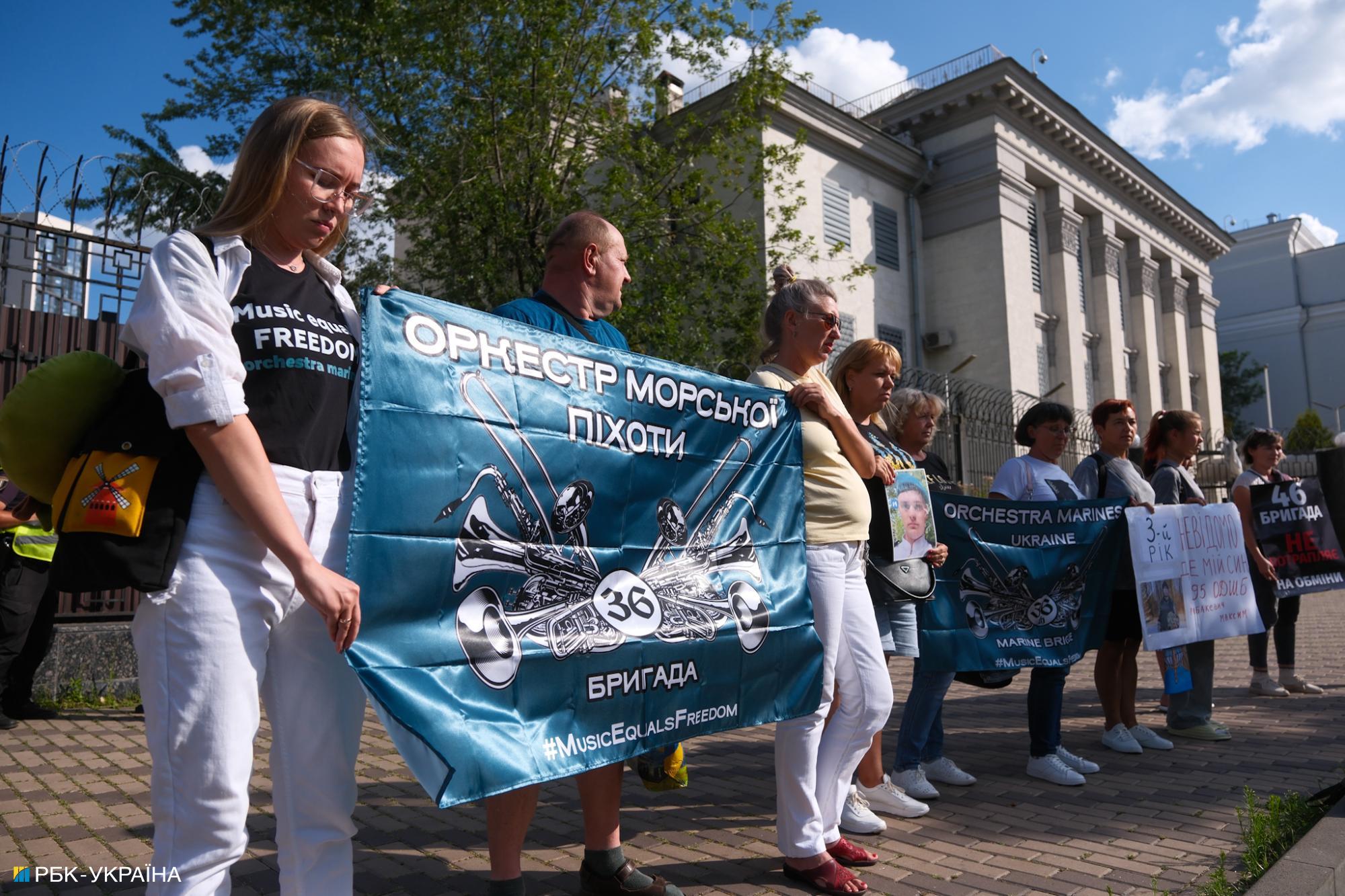 "Якщо мовчатимемо, нам повернуть закатовані тіла". Як родичі полонених добиваються визволення близьких